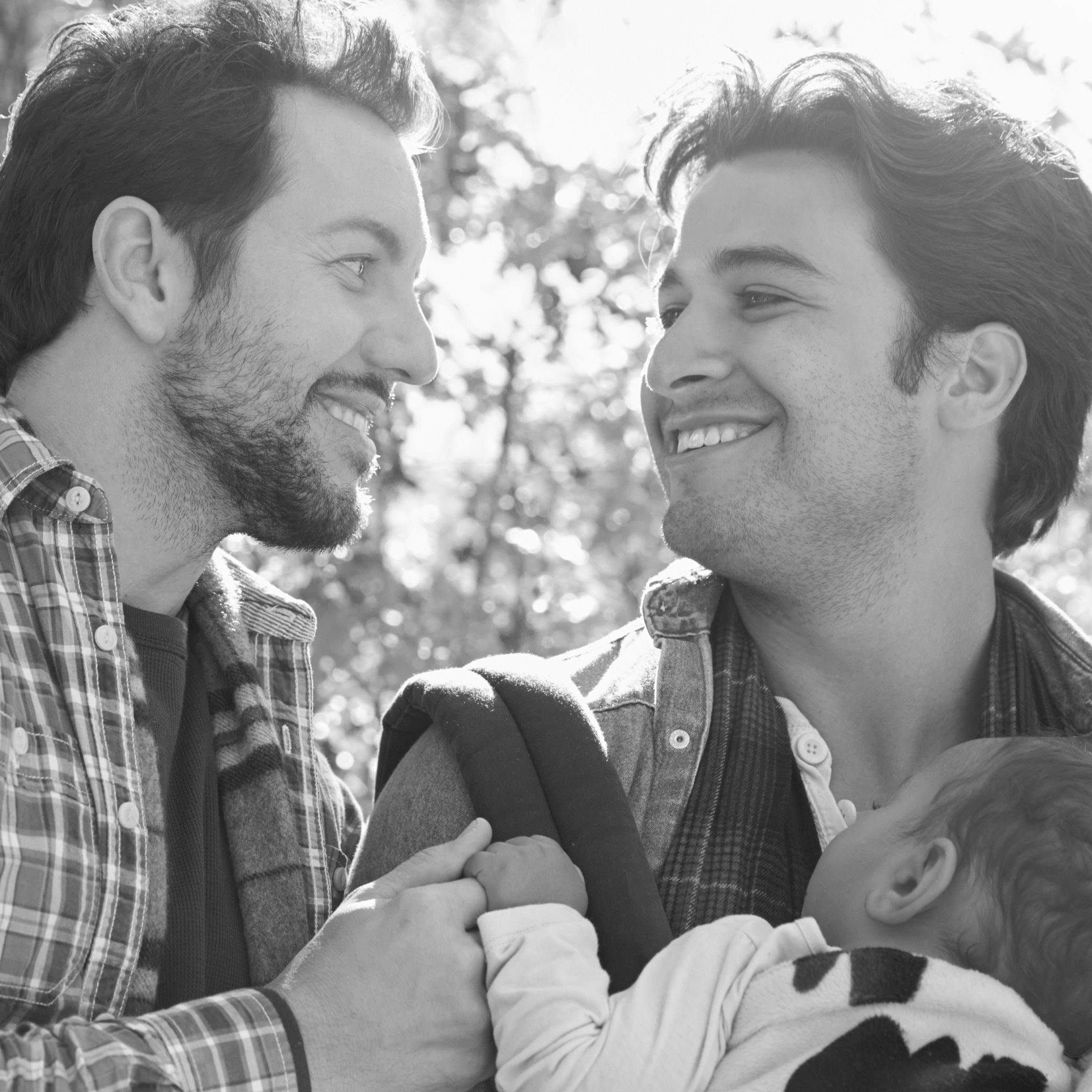 Padres gays con bebé
